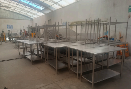 mesas metalicas producidas en seríe